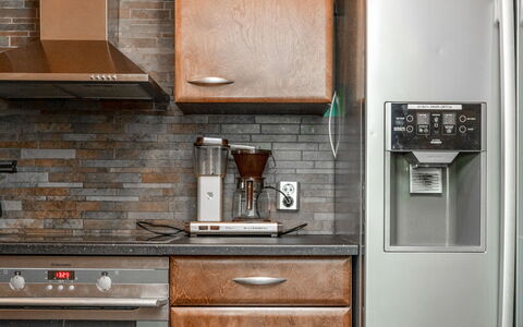 Villa Assi: Elettrodomestico Da Cucina, Cucina, Apparecchio Major, Elettrodomestico, Cabinetry, Controsoffitto, Legna, Frigorifero, Pavimentazione, Interior Design