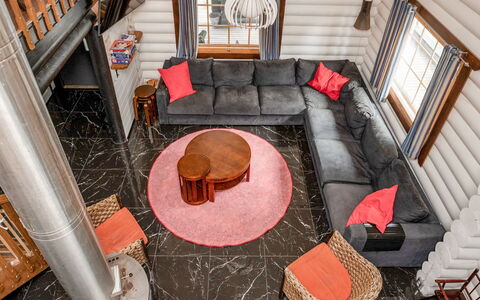 Villa Assi: Legna, Pavimentazione, Mobilia, Interior Design, Pavimento, Divano, Soggiorno, Soffitto, Casa, Camera