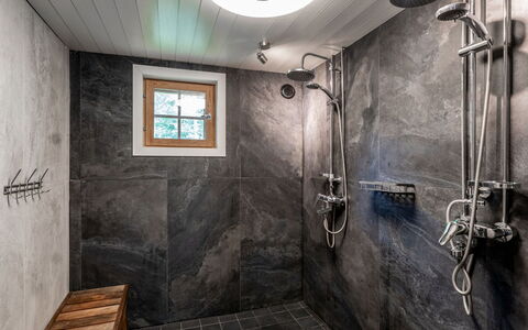 Villa Assi: Pavimentazione, Idraulico Fixture, Pavimento, Idraulico, Materiale Composito, Soffitto, Piastrella, Bagno, Rubinetto, Plank