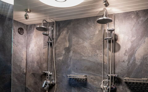 Villa Assi: Idraulico Fixture, Bagno, Soffitto, Soffione Doccia, Interior Design, Idraulico, Pavimentazione, Lampada, Doccia, Piastrella
