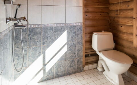 Kiimalammi: Pavimentazione, Idraulico Fixture, Pavimento, Legna, Bagno, Idraulico, Interior Design, Rubinetto, Camera, Lavello