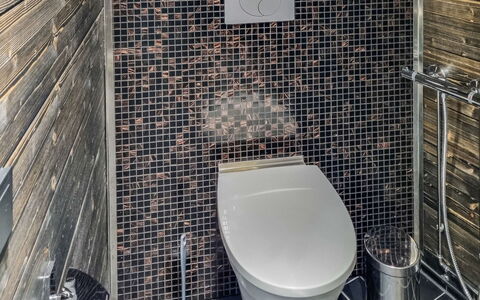 Minervahovi: Toilet Seat, Gabinetto, Idraulico Fixture, Pavimentazione, Bagno, Pavimento, Piastrella, Interior Design, Idraulico, Materiale Composito