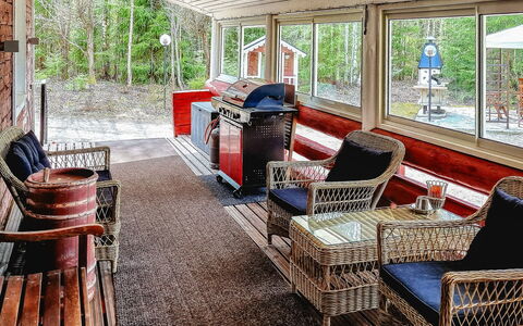 Minervahovi: Mobilia, Interior Design, Soffitto, Sedia, Divano, Mobili Da Esterno, Latifoglie, Soggiorno, Color Legno, Tavolino Da Caffè