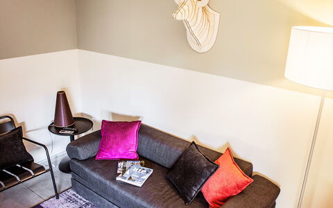 Deluxe: Proprietà, Bianca, Luce, Comfort, Interior Design, Legna, Illuminazione, Pavimento, Soggiorno, Pavimentazione