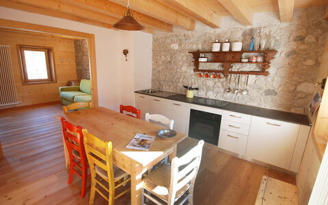 Barcis Lake 100: Camera, Mobilia, Proprietà, Costruzione, Interior Design, Soffitto, Pavimento, Casa, Tavolo, Cucina