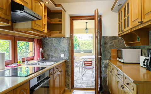 Albizia: Cabinetry, Lavandino Della Cucina, Proprietà, Controsoffitto, Lavello, Elettrodomestico Da Cucina, Legna, Cucina, Elettrodomestico, Cucina Stufa