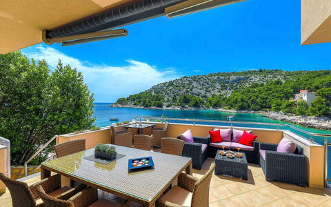 Villa Silvana: Cielo, Acqua, Tavolo, Costruzione, Mobilia, Proprietà, Giorno, Località Balneare, Azzurro, Nube