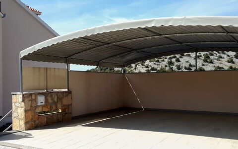 Villa Silvana: Cielo, Nube, Shade, Manto Stradale, Asfalto, Materiale Composito, Tinte E Ombre, Tetto, Facciata, Urban Design
