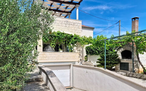 Bila Vila: Parete, Shade, Calcestruzzo, Balcone, Hacienda, Vaso Di Fiori, Pianta Della Casa, Illuminazione Diurna, Cortile