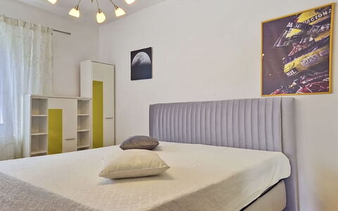 Bila Vila: Letto, Mobilia, Camera Da Letto, Bedding, Lenzuolo, Interior Design, Legna, Biancheria, Pavimento, Pavimentazione