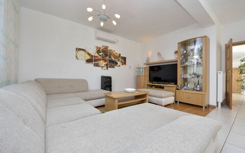 Bila Vila: Cornice, Divano, Mobilia, Legna, Soggiorno, Comfort, Illuminazione, Costruzione, Interior Design, Pianta Della Casa