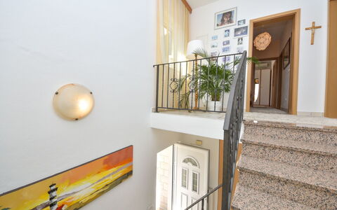 Bila Vila: Proprietà, Camera, Casa, Immobiliare, Giallo, Parete, Casa, Interior Design, Pavimento, Costruzione