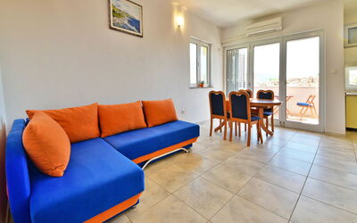 Golub 200.1: Camera, Proprietà, Mobilia, Interior Design, Costruzione, Soggiorno, Immobiliare, Tavolo, Pavimento, Casa