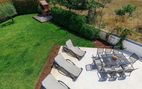 Lana: Pianta, Lotto, Urban Design, Erba, Biome, Groundcover, Paesaggio, Immobiliare, Mobili Da Esterno, Vaso Di Fiori