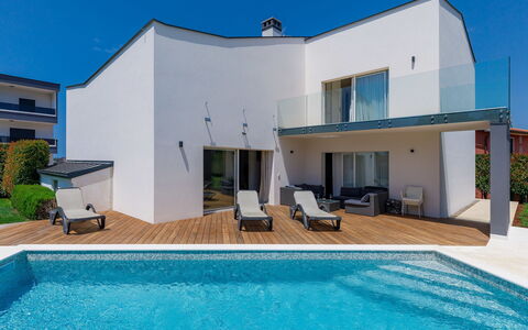 Lana: Acqua, Pianta, Cielo, Costruzione, Proprietà, Piscina, Azzurro, Blu, Shade, Interior Design