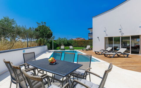 Lana: Tavolo, Cielo, Mobilia, Sedia, Azzurro, Tavolo Esterno, Mobili Da Esterno, Shade, Piscina, Costruzione