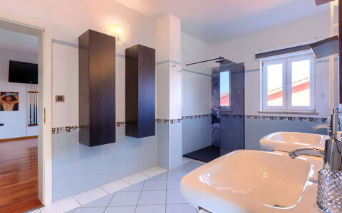 Lana: Specchio, Rubinetto, Costruzione, Lavello, Idraulico Fixture, Legna, Bagno, Finestra, Pavimentazione, Pavimento