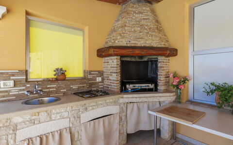 Licardo: Proprietà, Mobilia, Cabinetry, Controsoffitto, Tavolo, Pianta, Legna, Interior Design, Illuminazione, Cucina