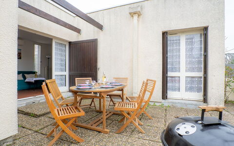 Grau Village: Tavolo, Mobilia, Proprietà, Pianta, Sedia, Finestra, Shade, Legna, Interior Design, Mobili Da Esterno