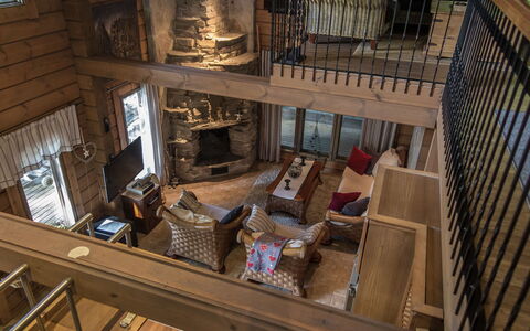 Tahkonbalju: Mobilia, Pavimentazione, Interior Design, Legna, Pavimento, Soffitto, Illuminazione, Divano, Soggiorno, Casa