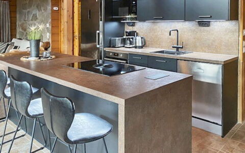 Tahkonbalju: Mobilia, Controsoffitto, Cucina, Interior Design, Pavimentazione, Cabinetry, Elettrodomestico Da Cucina, Pavimento, Legna, Sedia