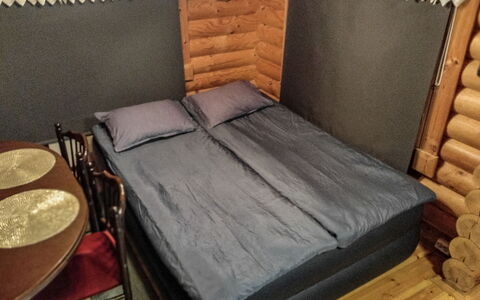 Erätorsa: Legna, Camera Da Letto, Pavimento, Letto, Lenzuolo, Pavimentazione, Mobilia, Bedding, Camera, Telaio Del Letto