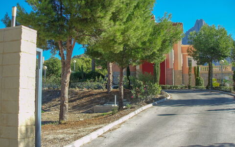 Villa Orquideas: Pianta, Cielo, Blu, Manto Stradale, Albero, Shade, Costruzione, Ramo, Asfalto, Lotto
