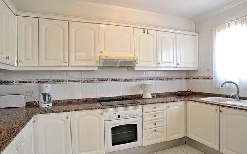 Montemar: Controsoffitto, Camera, Cabinetry, Proprietà, Mobilia, Cucina, Lavello, Interior Design, Piastrella, Pavimento