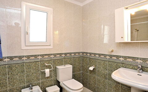 Montemar: Specchio, Idraulico Fixture, Proprietà, Rubinetto, Lavandino Del Bagno, Lavello, Bianca, Bagno, Costruzione, Nero