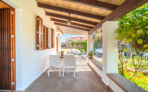 Can Niu: Pavimentazione, Pavimento, Casa, Soffitto, Porta, Portico, Shade, Color Legno, Estate, Pianta Della Casa