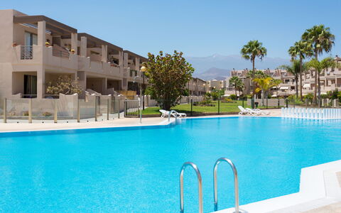 La Tejita: Acqua, Cielo, Piscina, Costruzione, Azzurro, Pianta, Albero, Mobili Da Esterno, Condominio, Località Balneare