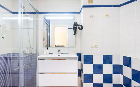 La Tejita: Idraulico Fixture, Specchio, Rubinetto, Rettangolo, Viola, Pavimentazione, Costruzione, Pavimento, Casa, Bagno