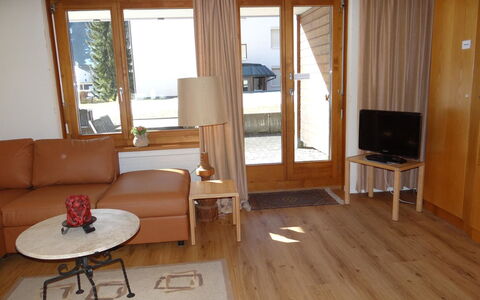 Blumenweg 6: Mobilia, Pavimentazione, Pavimento, Interior Design, Legna, Camera, Divano, Sedia, Soggiorno, Tavolo
