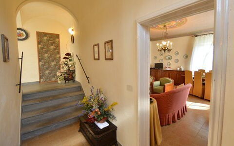Villa Buonaparte: Camera, Proprietà, Interior Design, Costruzione, Soffitto, Mobilia, Pavimento, Casa, Immobiliare, Casa