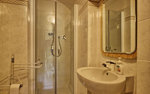 Villa Buonaparte: Bagno, Camera, Proprietà, Idraulico Fixture, Piastrella, Interior Design, Rubinetto, Doccia, Architettura, Doccia Porta