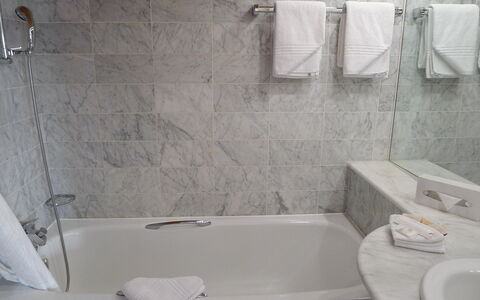 Villars 783: Bagno, Piastrella, Camera, Proprietà, Parete, Vasca Da Bagno, Idraulico Fixture, Pavimento, Interior Design, Architettura