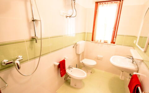 Valbella: Bagno, Camera, Proprietà, Interior Design, Rubinetto, Costruzione, Casa, Idraulico Fixture, Vasca Da Bagno, Pavimento