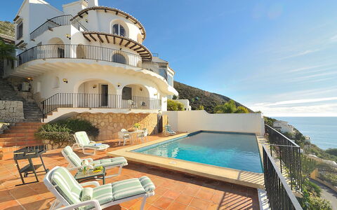 Vista Panorama: Acqua, Cielo, Costruzione, Proprietà, Pianta, Finestra, Piscina, Località Balneare, Mobili Da Esterno, Sedia