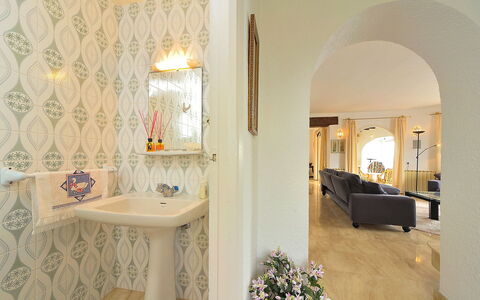 Vista Panorama: Proprietà, Camera, Interior Design, Bagno, Costruzione, Pavimento, Parete, Piastrella, Architettura, Casa