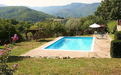Piscina in posizione panoramica con vista sui colli.