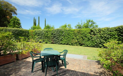 Perugia 250: Proprietà, Immobiliare, Cielo, Paesaggio Naturale, Casa, Tavolo, Mobilia, Botanica, Giardino, Villetta