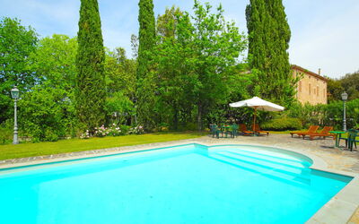 Perugia 250: Acqua, Pianta, Cielo, Proprietà, Costruzione, Verde, Azzurro, Albero, Natura, Piscina