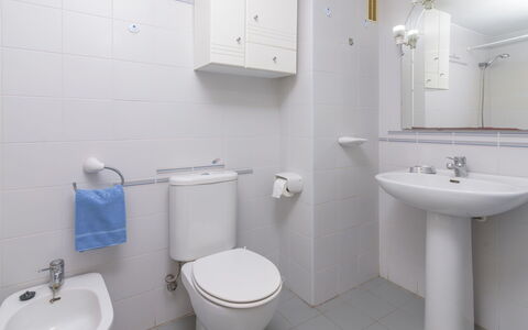 Girasol: Bagno, Proprietà, Gabinetto, Camera, Idraulico Fixture, Bagno Accessorio, Rubinetto, Toilet Seat, Parete, Viola