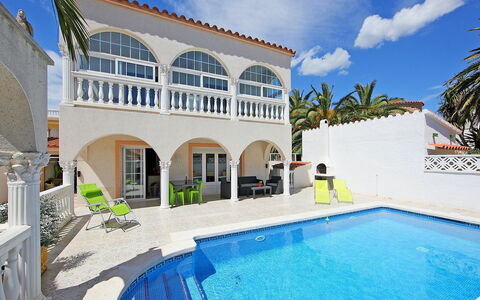 Requesens: Proprietà, Costruzione, Casa, Immobiliare, Piscina, Casa, Estate, Villa, Vacanza, Dimora