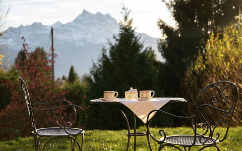 Chalet Petit Pont: Cielo, Mobilia, Nube, Pianta, Tavolo, Montagna, Natura, Paesaggio Naturale, Ambiente Naturale, Albero