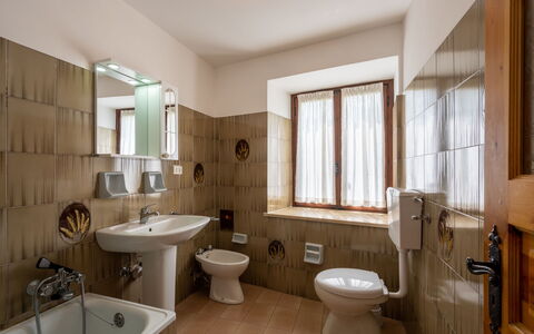 Vetan: Specchio, Idraulico Fixture, Lavello, Proprietà, Rubinetto, Bagno, Lavandino Del Bagno, Viola, Finestra, Mobiletto Del Bagno