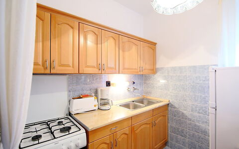 Daisy 2: Proprietà, Camera, Cabinetry, Cucina, Mobilia, Controsoffitto, Giallo, Interior Design, Costruzione, Casa