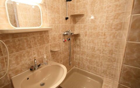 Daisy 2: Bagno, Proprietà, Camera, Piastrella, Parete, Interior Design, Architettura, Idraulico Fixture, Rubinetto, Vasca Da Bagno