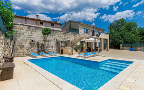 Šterna: Nube, Costruzione, Cielo, Blu, Piscina, Verde, Acqua, Pianta, Casa, Albero