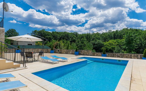 Šterna: Nube, Acqua, Cielo, Giorno, Proprietà, Blu, Piscina, Costruzione, Natura, Azzurro